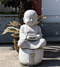 七宝寺庭院坐着的小和尚坐禅石雕