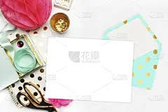 平的。白色背景。女人桌面，模板卡，模拟为您的照片或文本放置您的工作。黄金波尔卡。