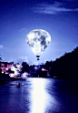 中秋夜，还有什么比坐着热气球赏月更浪漫的。