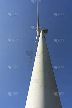 在西班牙北部农村地区，从下面看带有大型螺旋桨和涡轮机的风力和可再生能源桅杆。可替代和可再生能源的概念
