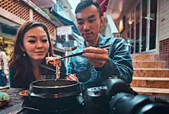 一对亚洲夫妇在中餐馆吃饭