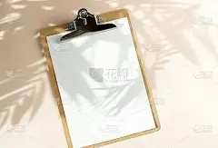 空白的白色空白模型与柔和的花卉阴影在剪贴板上的米色背景。平躺，俯视图。本空间