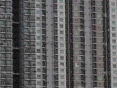 在公寓大楼外面，可以看到许多房间建在一个繁华的人口密集的大城市的中心。