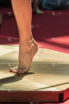 钢管健身女孩的脚的特写