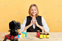 制药公司女性代表记录营养补品评审