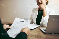 员工正在向面试官解释他们过去的工作经历。