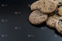 Cookies孤立在黑暗的背景