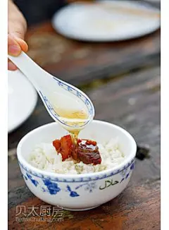 [鹅油拌饭]来自贝太厨房网页版作者：贝太厨房材料：腊鹅:半只 草果粉:30g 盐:适量 油:10ml特色：每年11月份天气转凉后就可以开始制作腊鹅了，将鹅宰杀后晾晒去除水分，然后通体涂抹上盐，挂在通风的地方晾晒就可以了。步骤：1. 腊鹅斩成小块。草果磨成细细的粉末。2.	小火加热煎锅里的油至7成热，将切好的鹅肉放进去，用中小火慢慢地煎。3.	煎到外焦里嫩，油都出来时，盛一碗热热的白饭，越热越好，舀一勺鹅油淋在饭上，撒上一点草果粉和盐，拌匀，开吃，味道妙不可言。