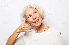 请打电话给我。生活方式、情感和人的观念:老年快乐的女人正打着手势用手叫她