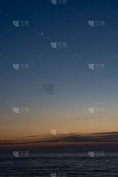 夕阳海和新月