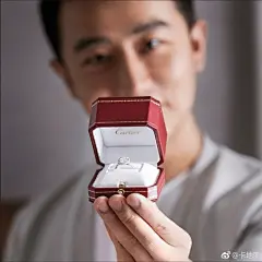 #爱若初见# “婚姻对我来说不仅是爱情，而是和你相伴一生的约定”，还未问出那句“你愿意嫁给我吗？”，彼此手中的红盒已证明我们之间不变的默契。双方不约而同的求婚，铭刻命中注定的爱情。这枚珍藏许久的卡地亚Destinée系列订婚钻戒，象征着@黄轩的微博 矢志不渝的初心。点击O网页链接
找 ​​​​...展开全文c