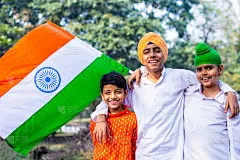 三个不同宗教信仰的可爱的印度小孩在公园附近挥舞着三色旗，背景是绿色植物。