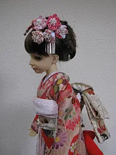 SD女の子　お振袖　着物 - ヤフオク! :  xctwx 　 　 　 　 　 　 ・・・ 上記の画像は フォトアップで掲載しました ・・・ 　 SD女の子　お振袖　着物 ご覧いただきありがとうございます。 長襦袢のない簡易式オリジナル創作着物です。本格的な仕立てではありません。長襦袢はありませんが見せかけの長襦袢のお袖を着物のお袖に縫い付けてあります。帯は、マジックテープ止めの差し込み式になっています。着物はレーヨン縮緬、帯は正絹の袋帯を解いた物。長襦袢のお袖は長襦袢を解いた物で比翼仕立て風になっていま