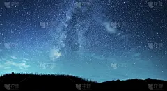 美丽的银河在星空上的山影。夜间摄影天文壁纸。