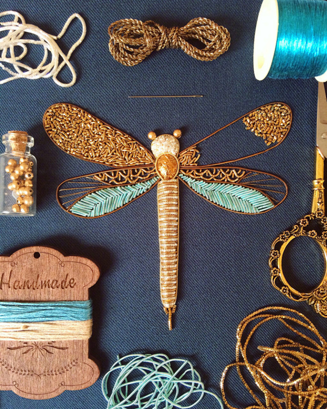 利用金线和小金属制作的昆虫刺绣，艺术家 ...