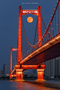 超级月亮与红桥摄影照片