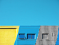 这组清新别致的建筑摄影作品出自德国摄影师Lino Russo之手，构图简洁、颜色活泼，每张照片也都会以淡蓝色天空为背景。天空的蓝色与建筑的彩色形成对比，却又完美地融合在一起，而大色块运用将立体的建筑表现得平面化。