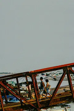 一组《隐秘的角落》官方发布的剧照。

胶片质感里能品出每一个角色的特质，手机壁纸有了。 ​​​​