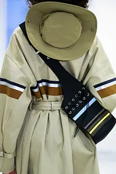 启迪于 Wes Anderson 的电影《Rushmore》，III VIVINIKO 2023 春夏系列以「Ditch Day」为主题，塑造了一 群拥有天然叛逆因子，无视框架设定并拥抱校园文化的「翘课天才」形象。设计概念作为校园文化的一部分，「逃学日」寓意某种反叛的姿态表达具有独立思考、解放自由的时代精神。设计师以更日常化的语境演绎俱乐部制服标识，借鉴大学社团经典元素呈现 VVNK CREW、SSGIRL 及插画感运动小 人组成的 VVNK UNIVERSITY 徽章，结合贴布绣、水溶刺绣工艺装点于针织