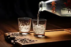 酒水玻璃酒杯洋酒白酒倒酒图片摄影图