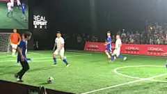 鹿晗#海报在现场# 真的要给@M鹿M  的球技疯狂打Call，现场粉丝的热情真滴溢出场地！糟糕，是对#鹿晗# 心动的感觉鸭~进第一个球的视频送给你们！快来感受一波鹿球星这爆屏的少年气息，心动到明年！猜猜鹿球星今晚能进几个球呢？ L海报时尚网的秒拍视频 ​​​​