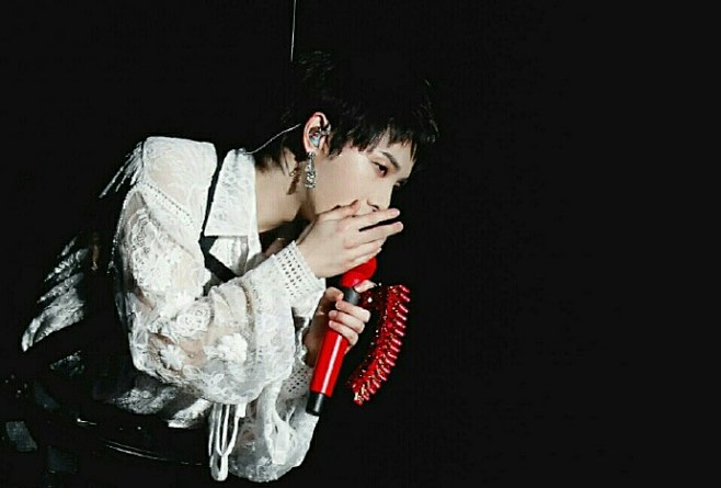 光与暗
白与黑

cr. 环游站 and...