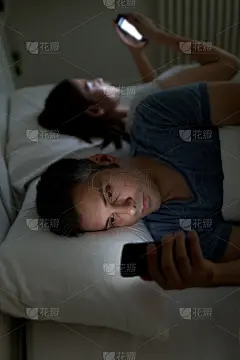 手机,垂直画幅,休闲活动,夜晚,家庭生活,网上冲浪,技术,婚姻,妻子,女人