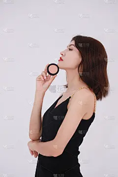 美妆系列写实拿着腮红摆拍的模特