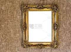 空昂贵的古色古香的金色画框挂在黄麻布墙的背景上