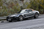 [小改款 2015奔驰SLS AMG GT Roadster谍照] 奔驰正在为SLS AMG Roadster做小手术，该车或将以2015款车型上市销售。SLS AMG Coupe在2012年出现时被冠以了“GT”新定义，6.2升V8发动机的最大功率也增加了12匹，达到了583匹。同时，它还配备了AMG可调性能悬挂，操控更佳，路面适应性也更强。此外，2013SLS AMG GT Coupe还配备了双离合7速变速箱，换挡更快更平顺。这些改动肯定也会在SLS AMG Roadst......