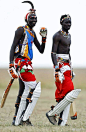 非洲肯尼亚地区的马萨伊人板球装备，传统和现代简直无缝衔接，非常帅气！非洲真是个神奇的地方~