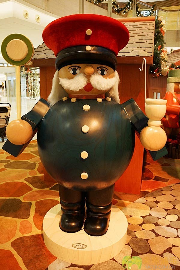 商场圣诞气氛布置道具——圣诞老人木制雕塑
