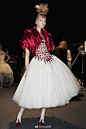 Alexander McQueen F/W 2008 层叠玫瑰

巧夺天工的绝美设计，出自McQueen本尊当年让「玫瑰」在服装上绽放的奇思妙想正面是异域坎肩，侧面是玫瑰绽放 ​​​​