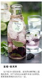 蓝莓加鼠尾草
是国外非常流行的一种夏日自制冰饮。这样健康的天然饮料，除了制作方便、外表靓丽、口感清香甘甜之外，排毒养身的效果也是一级棒！做法十分简单：选择喜欢的水果搭配，用纯净水泡在密封玻璃罐中，放进冰箱冷藏3-12小时即可饮用。炎热的夏天，赶紧来试试看吧。
