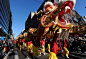 在纽约，当地华人在唐人街表演舞龙。几乎每年，美国纽约唐人街会举行新春大游行，庆祝中国春节的来临！