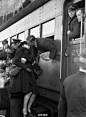 [] 新视线#老照片# 1940年，澳大利亚悉尼，丈夫参军前的吻别。来自:新浪微博