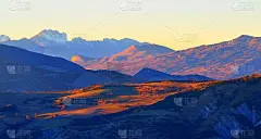在晴空万里的法国阿尔卑斯山峰上的景色。Ecrins地块