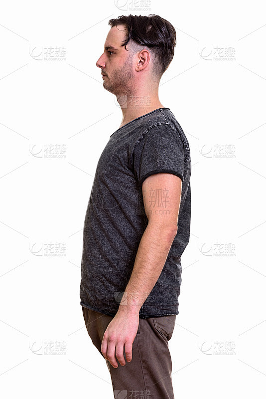 年轻男子站立的侧面图