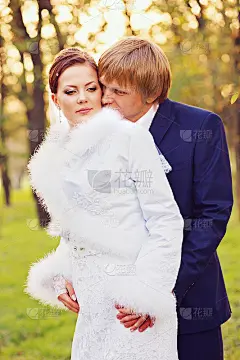 新婚夫妇在户外的照片。