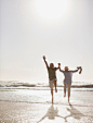 人,休闲装,鞋子,环境,自然_116377187_Senior couple jumping on beach_创意图片_Getty Images China