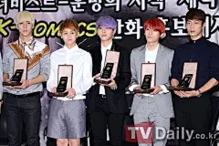 [BEAST参加“K-Comics”宣传大使委任仪式] 韩国男生偶像团体BEAST（张贤胜、龙俊亨、梁耀燮、李起光、孙东云、尹斗俊）出席的“K-Comics”委任仪式于今日（8月16日）下午在首尔漫画影像振兴院举行。“K-Comics”一号漫画《THE BEAST：命运的开始》是由韩国人气漫画家Zhena执笔的漫画。讲述的是具有超能力的五个英雄尹斗俊、张铉胜、龙俊亨、梁耀燮、李起光及孙东云叱诧风云、挽救人类的故事。不仅在韩国国内，“K-Comics”还会同时在日本、欧洲、美国......