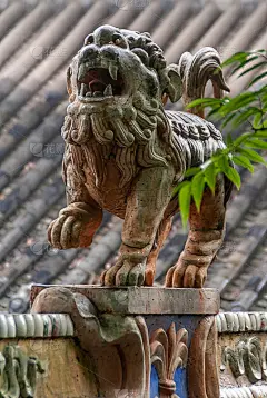 在中国丰都宗教鬼城的中国神话狮子前。