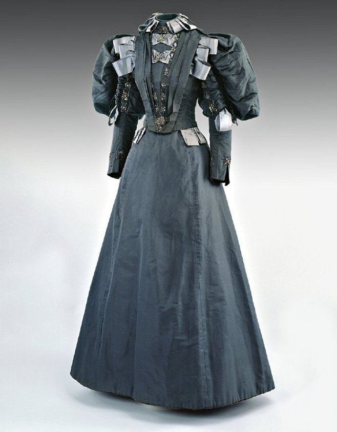 麦考得博物馆藏的1896年的婚纱。

好...