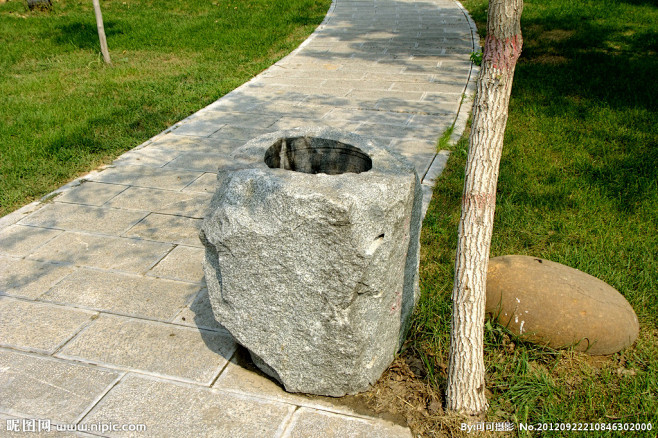 石头垃圾桶