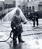 1900s，德国，一种为保护火场消防员而发明的喷水式消防头盔