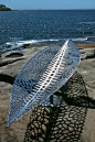 海洋岸上的不锈钢叶子船只雕塑景观