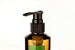 阿甘油
英文名 ARGAN OLL
又名 	坚果油
产品成分	它由生长于摩洛哥的阿甘树上的坚果榨取而成
原产地	摩洛哥
生产过程 ：  每年的6月至8月，是摩洛哥人收获阿甘果的季节，成熟的果实自然掉落在地
上（阿甘果不能用长杆从树上将其打落 ） 。阿甘果经过几个星期的晾干，然后当地的妇
女们将阿甘果放在特制的两块石头之间，将外面的果肉清除并打碎里面的坚果-一个坚果
据说比榛子要坚硬16倍以上-最终提取出宝贵amandons油料。当然提炼操作还远没有结
束，这些amandons油会放在陶制器皿中加热数分钟，