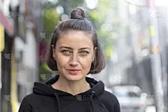 白天一个快乐的年轻女子的肖像