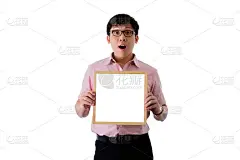 亚洲年轻的商人站着，拿着空白的白色屏幕板，惊讶地孤立在白色的背景上。