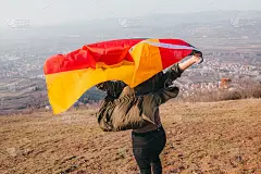 那个女孩手里拿着德国国旗跳了起来。